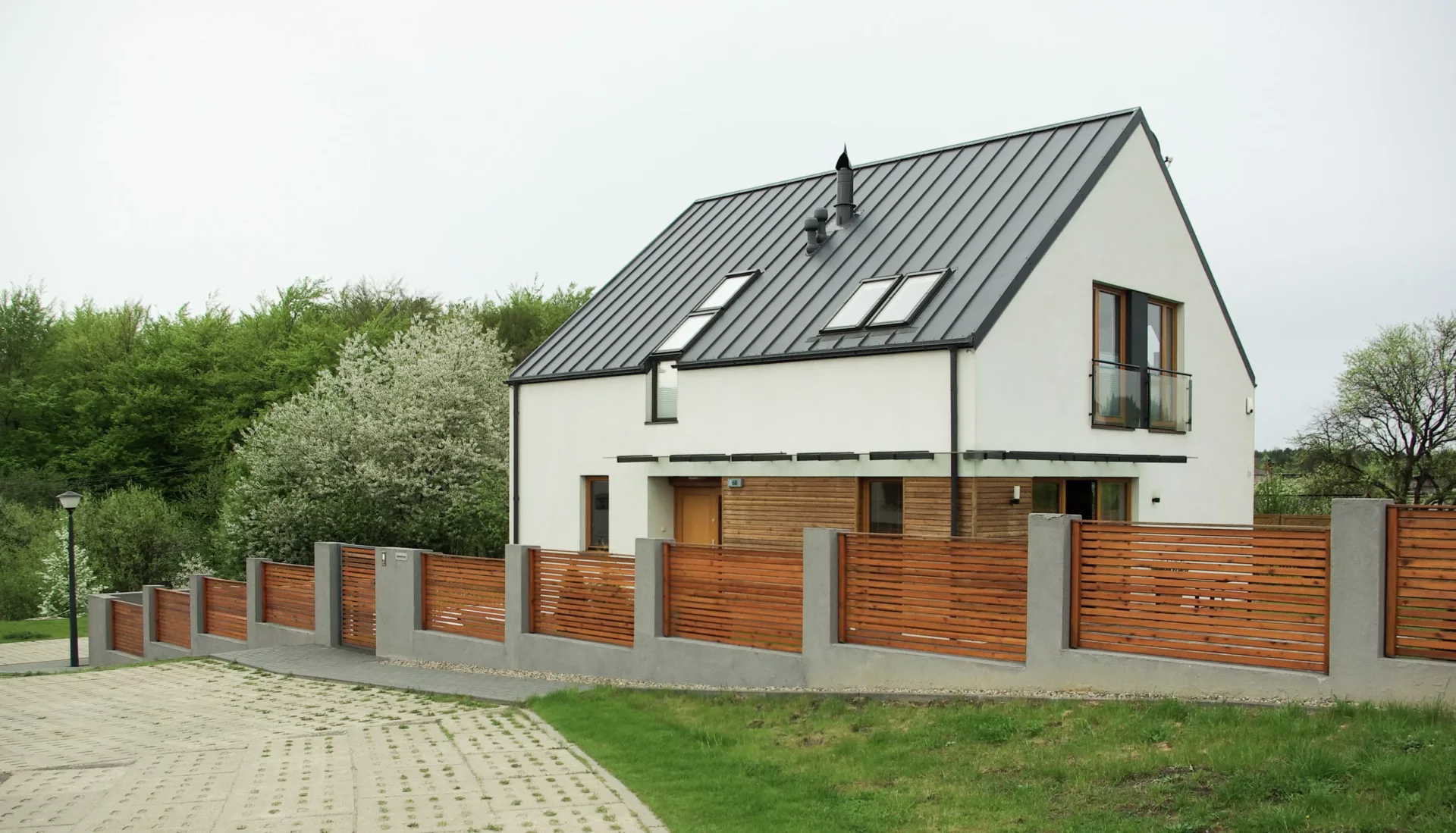 Nowoczesny dom jednorodzinny przy Kirasjerów w Gdyni – projekt Mazur Architekci